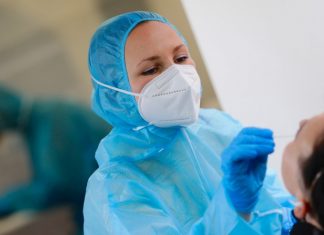 Число жертв коронавируса в ФРГ превысило 52 тысячи