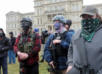 Десятки вооружённых американцев собрались у парламента в Мичигане