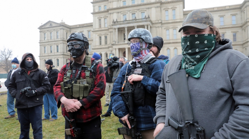Десятки вооружённых американцев собрались у парламента в Мичигане