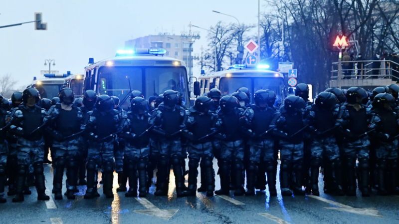 Двое задержанных за драки с силовиками на акции в Москве признали вину