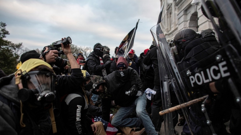 Глава полиции Капитолия подал в отставку после беспорядков в конгрессе