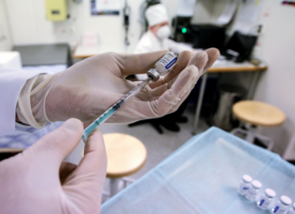 Более 150 тысяч человек получили прививку от коронавируса в Петербурге