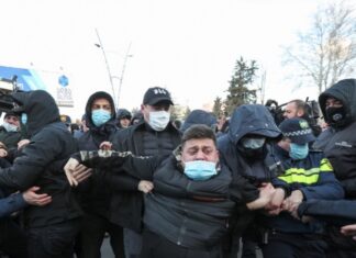 Более 20 человек задержали у офиса оппозиционной партии в Тбилиси