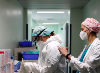 Число случаев коронавируса в мире превысило 110 млн