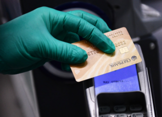 Доля безналичных платежей в России составила около 70%