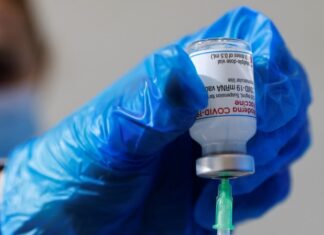 ЕС дополнительно закупит 300 млн доз вакцины Moderna