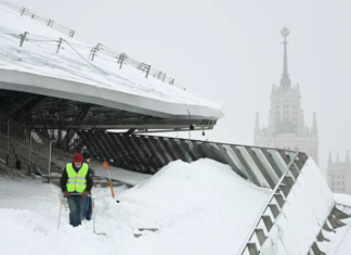 Коммунальные службы Москвы взяли под особый контроль очистку кровель