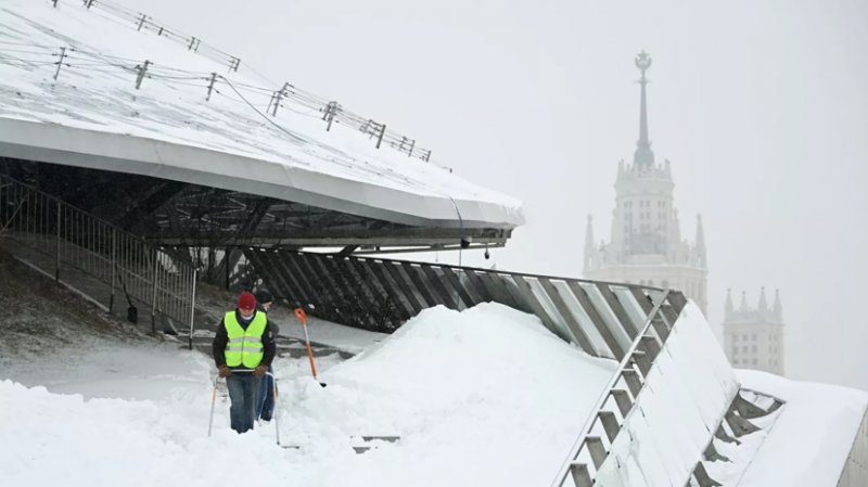 Коммунальные службы Москвы взяли под особый контроль очистку кровель