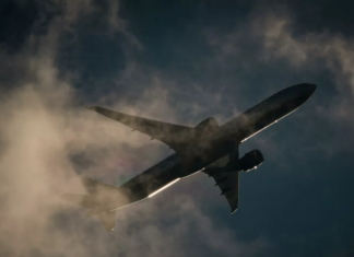 Летевший в Ханты-Мансийск самолёт вернулся в Тюмень из-за неисправности