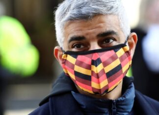 Мэр Лондона сделал прививку от коронавируса