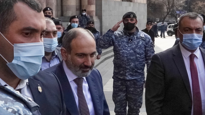 Пашинян вышел к своим сторонникам в Ереване