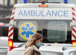 Первым на Украине вакцинируют медицинского работника