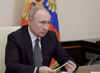 Путин самостоятельно сообщит, когда привьётся от коронавируса