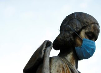 Учёные дали прогноз по отмене масочного режима в России