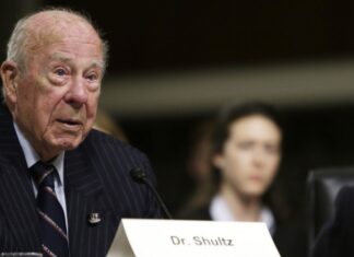 Умер бывший американский госсекретарь Шульц