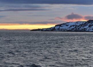 В Баренцевом море на траулере отказал основной двигатель