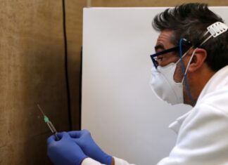 В Италии рассказали о проблемах с поставками вакцины от COVID-19