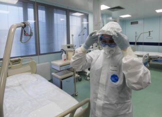 В мэрии Москвы сообщили о сокращении числа коек для больных с COVID-19