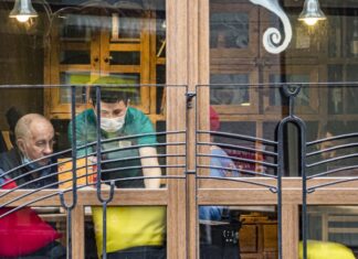 В Петербурге смягчили карантинные меры в отношении фуд-кортов