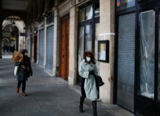 Во Франции за сутки выявили более 18 тысяч случаев коронавируса