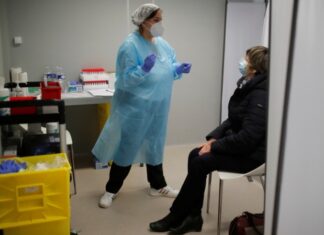 Во Франции за сутки выявили более 20 тысяч случаев коронавируса