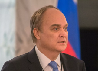 Антонов покинул здание посольства России в Вашингтоне