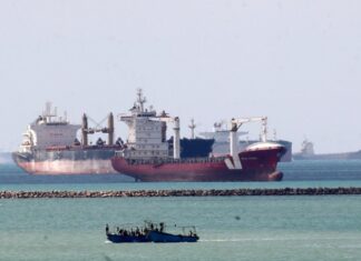 Более 400 судов ожидают прохода через Суэцкий канал