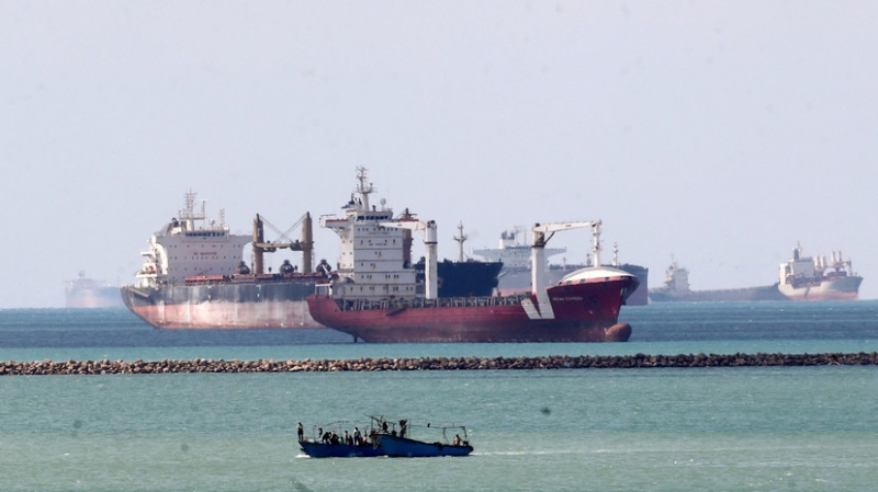 Более 400 судов ожидают прохода через Суэцкий канал