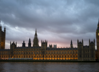 Британский парламент продлил на полгода закон о борьбе с коронавирусом