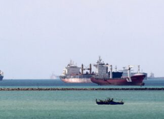 Два дополнительных буксира следуют в Суэцкий канал