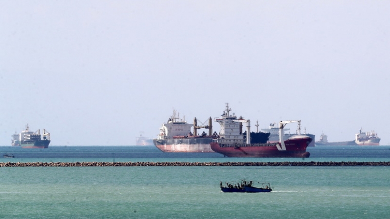 Два дополнительных буксира следуют в Суэцкий канал