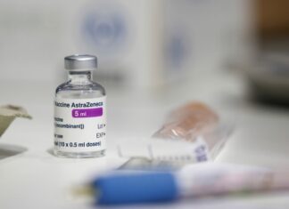 Эксперты ВОЗ изучают сообщения об отказах от вакцины AstraZeneca