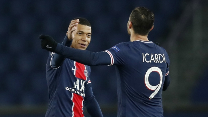 Гол Мбаппе с пенальти помог ПСЖ сыграть вничью с &laquo;Барселоной&raquo; и выйти в четвертьфинал ЛЧ