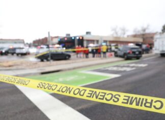 Подозреваемому в стрельбе в Колорадо предъявили обвинения в убийстве 10 человек