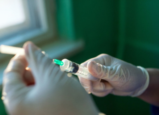 Попова заявила об отсутствии нужды массово прививать детей от COVID-19