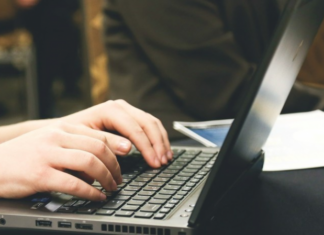 Россияне рассказали, кто должен не допускать мошенничества в сети