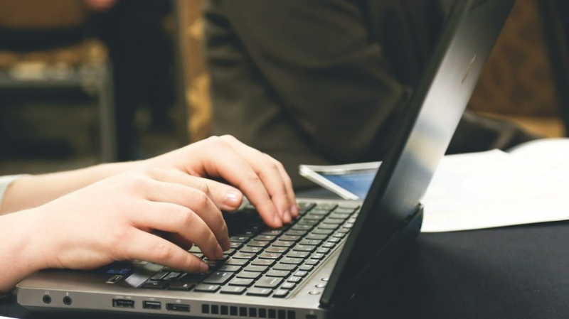 Россияне рассказали, кто должен не допускать мошенничества в сети