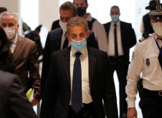 Суд Парижа приговорил Николя Саркози к году тюрьмы