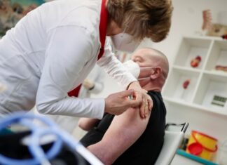 В Германии назвали процент вакцинировавшихся от COVID-19 в стране