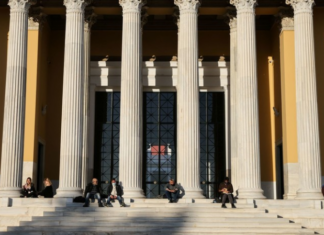 В Греции карантин из-за коронавируса продлили до 22 марта