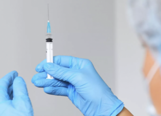 В Кремле выступили против политизации ситуации с вакцинами от коронавируса