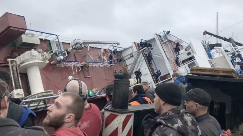 В Ленинградской области ведут поиски двух рабочих после ЧП с судном