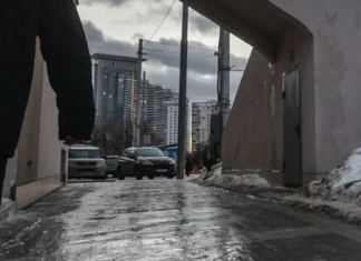 В Москве начали обработку тротуаров