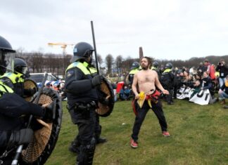 В Нидерландах полиция применила водомёты для разгона протестующих