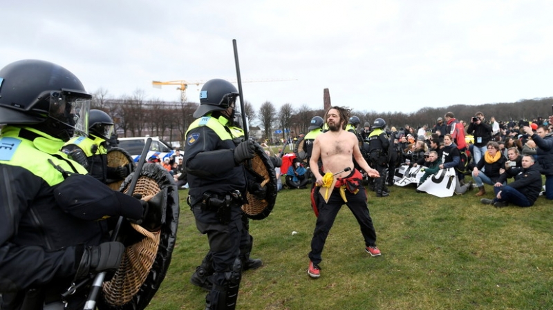 В Нидерландах полиция применила водомёты для разгона протестующих