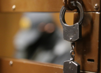 В Петербурге задержали мужчину за нанесение травмы сотруднице полиции