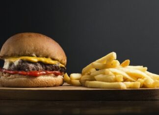 В России предложили ограничить рекламу фастфуда