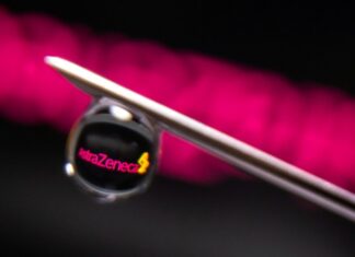 Во Франции рекомендовали применять вакцину AstraZeneca лицам от 55 лет