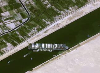 WSJ: судно Ever Given могут снять с мели в Суэцком канале 27 марта