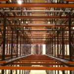 Особенности и преимущества гравитационных стеллажей